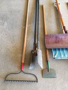 lot 71 image: Long Handled Tool Lot