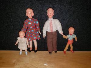 lot 70 image: 1960s Fritz Canzler Caco Dollhouse Family