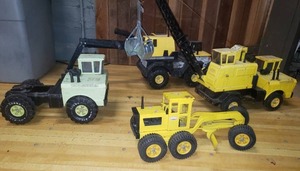 lot 17 image: Tonka Crane, Excavator & Road Grade