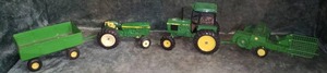 lot 21 image: Ertl John Deer Tractors, Trailer, Baler
