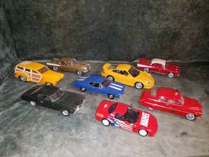 lot 151 image: 8 Collectible 124 Scale Die Cast Cars