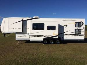 lot 1 image: 2006 Endura Max Wide Open 5th Wheel CamperToy-Hauler