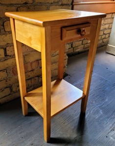 lot 102 image: Small Oak Accent Table