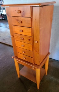 lot 110 image: Oak Jewelry Box