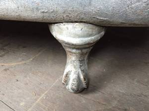 lot 162 image: Cast Iron Clawfoot Bathtub