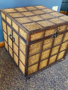 lot 3 image: Decorative Wicker Cube with Lid and Handle