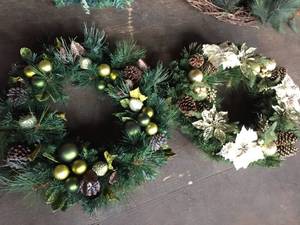 lot 236 image: Large Wreath And Garland Lot