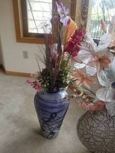 lot 604 image: Collection of Three Lovely Indoor Faux Floral Pieces