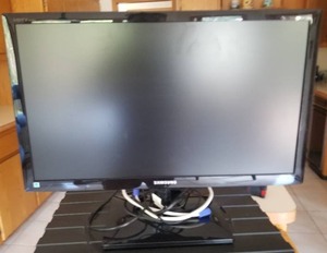 lot 100 image: Samsung 24 LCD HDTV Model T24C550ND