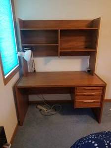 lot 325 image: Sturdy Student Work Desk and Storage