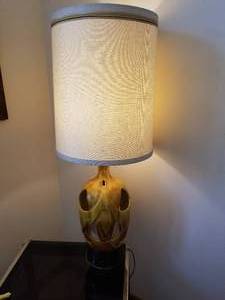 lot 332 image: Funky Retro Ceramic Table Lamp