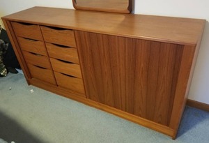 lot 68 image: Fantastic VanityDresser with Sliding Screens