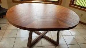 lot 69 image: Walnut Dining Table with 6 Leather Chairs