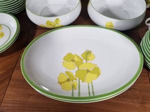 lot 384 image: Whimsical Potrugese China Set