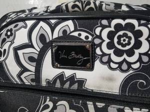 lot 394 image: Stylish Vera Bradley Luggage Set