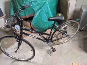 lot 124 image: Womens MultiTrack 700 Trek Bike