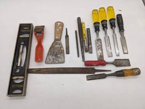 lot 107 image: Lot of Vintage Hand Tools - Lots of Wood Chisels