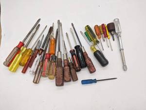 lot 105 image: Lot of Screwdrivers