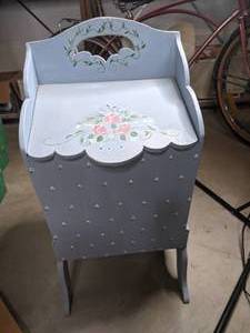 lot 162 image: Petite Pastel Floral Painted Wood Storage Box