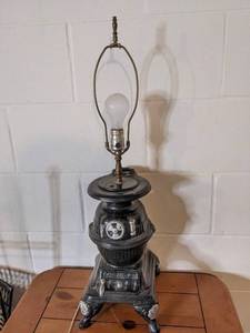 lot 132 image: Pot Belly Stove Table Lamp