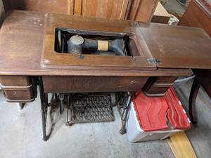 lot 151 image: Antique Singer Sewing Machine Table and Wood Folding Chair