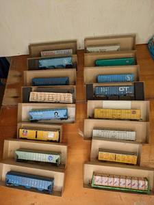 lot 21 image: Lot of Assorted Vintage Model Train Box Cars with Packaging