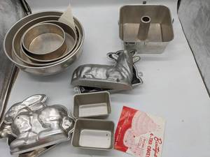 lot 43 image: Assorted Vintage Cake Molds