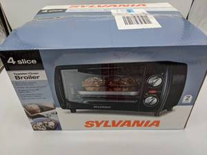 lot 44 image: Sylvania Four Slice Toaster Oven NEW IN BOX