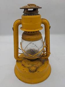 lot 40 image: Vintage Dietz Little Wizard Lantern