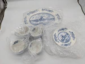 lot 70 image: Johnson Brothers Tulip Time Tea Cups and Servingware