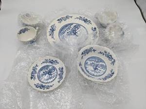 lot 71 image: Lot of Tulip Time Johnson Brothers Tea Cups, Saucers and Servingware