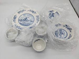 lot 72 image: Johnson Brothers Tulip Time Tea Cups and Servingware