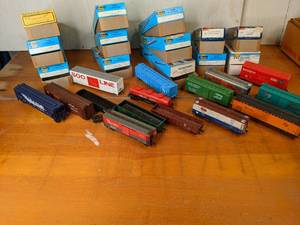 lot 22 image: Lot of Assorted Vintage Model Train Box Cars with Packaging