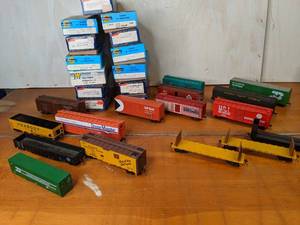 lot 50 image: Lot of Vintage Model Train Box Cars with Original Boxes