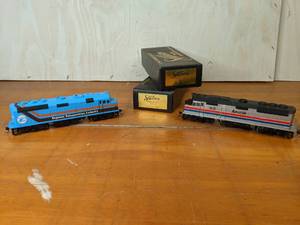 lot 48 image: Pair of Spectrum Model Train Cars Regional Transportation Authority and Amtrak