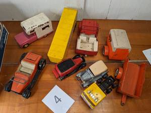 lot 4 image: Assorted Vintage Metal Toy Trucks