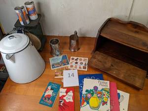 lot 14 image: Assorted Vintage Kitchen Wares