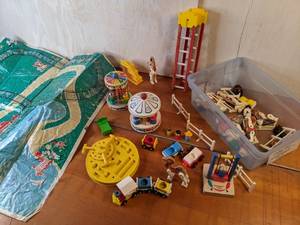 lot 24 image: Vintage 1960s Fisher Price Little People Amusement Park Playset