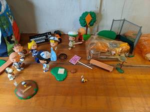 lot 26 image: Vintage Peanuts Gang Collectibles