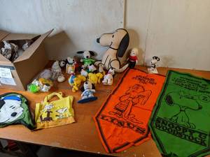 lot 27 image: Vintage Peanuts Toys and Collectibles