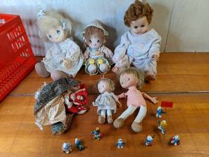 lot 34 image: Lot of Vintage Dolls and Smurfs Figurines