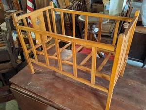 lot 177 image: Vintage Wooden Crib Frame