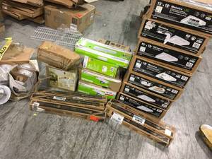 ASSORTED PALLET WITH MIXED LIGHTING SEE PICS