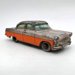 lot 172 image: Vintage 1961 Matchbox Ford Zodiac Mk II Sedan