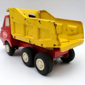 lot 235 image: Vintage Tonka 1960s Red and Yellow Pressed Steel Dump Truck
