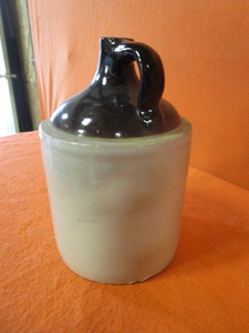 lot 12 image: Vintage Stoneware Jug 9x14