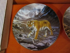 lot 33 image: Big Cat Collector Plates