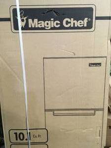 lot 26 image: MAGIC CHEF 10.1 cu. ft. Top Freezer Refrigerator in Black SEE PICS