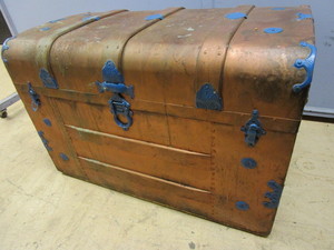 lot 206 image: VINTAGE STEAMER TRUNK