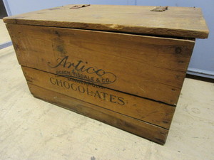 lot 207 image: ANTIQUE ROACH, TISDALE & CO. MINNEAPOLIS - ARTICO CHOCOLATES TRUNK-SIZE CRATE